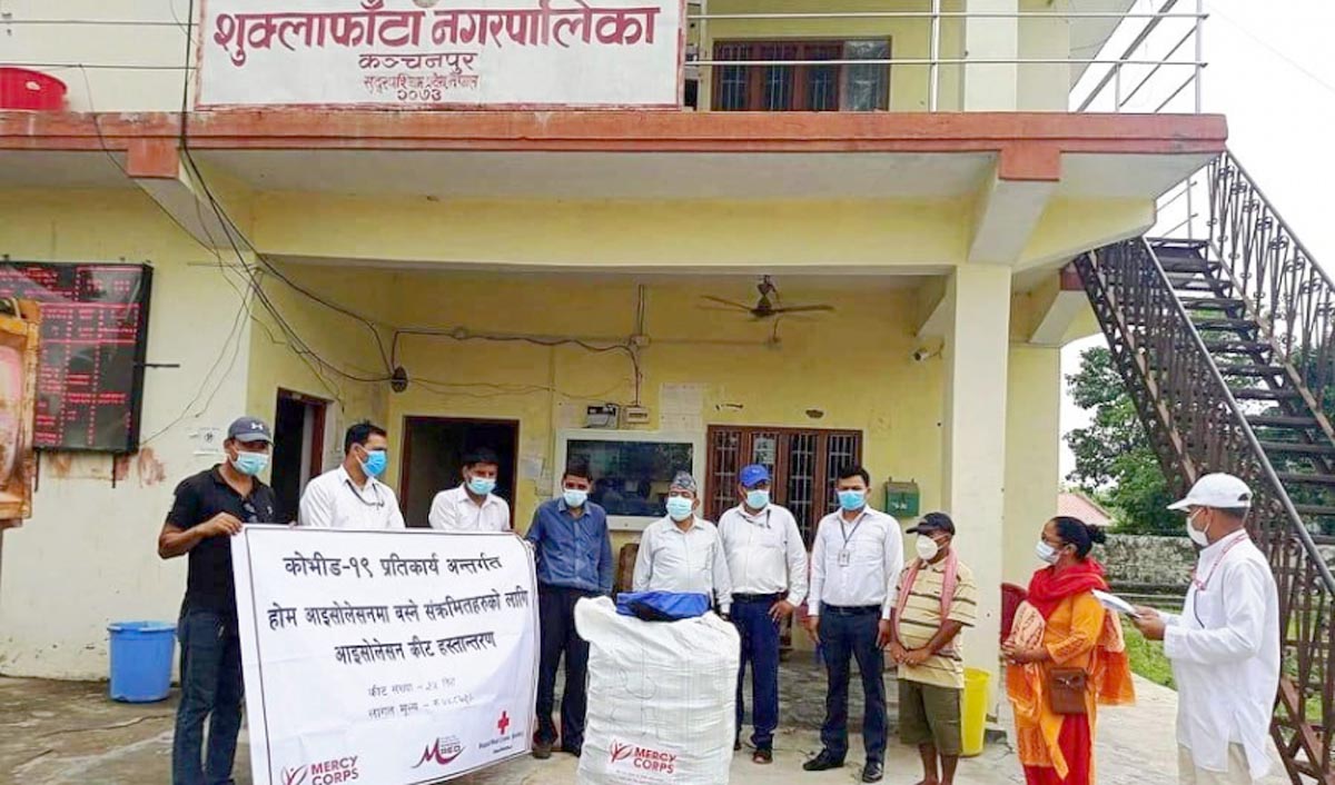 कोरोना सङ्क्रमितलाई होम आइसोलेसनमा पुगेर किट वितरण
